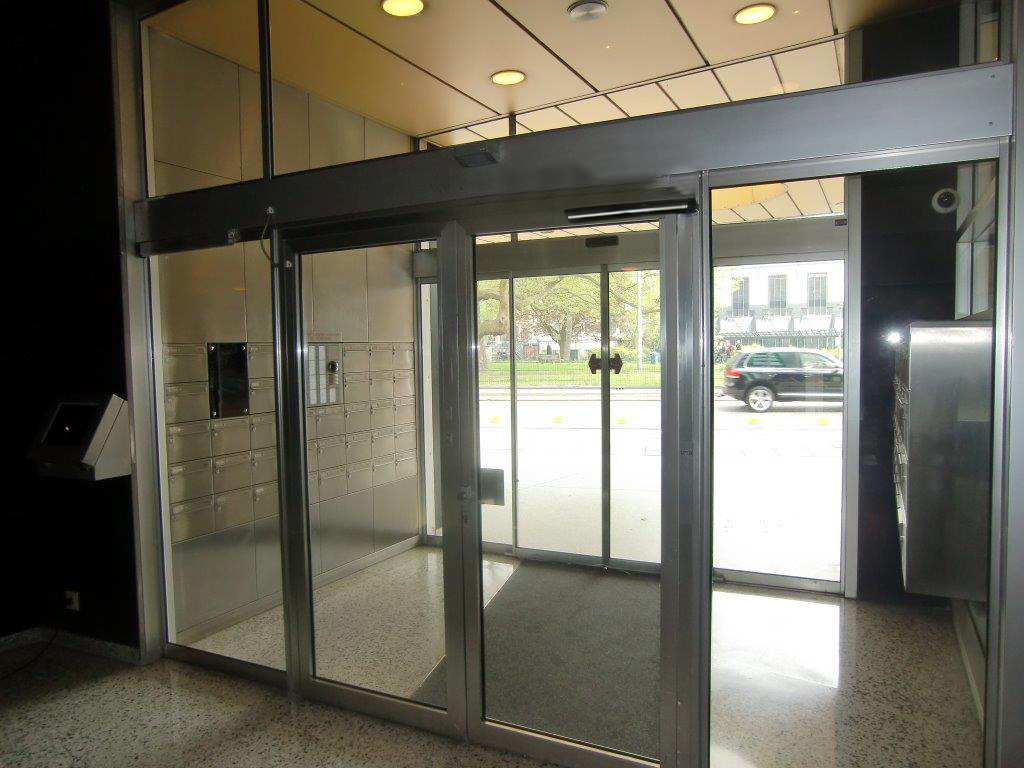 SuperJack deuropener geïnstalleerd op entree deur SuperJack deuropener geïnstalleerd op entree deur