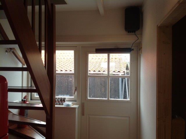 SuperJack deuropener geïnstalleerd in nauwe doorgang SuperJack deuropener geïnstalleerd in nauwe doorgang