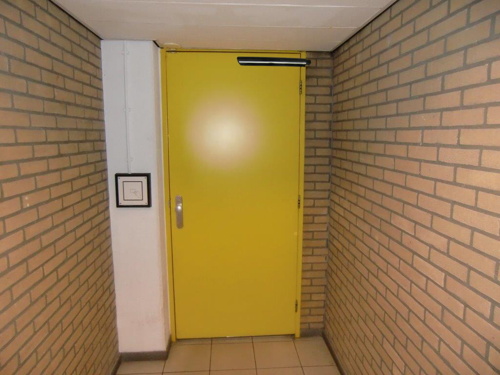 SuperJack deuropener geïnstalleerd in nauwe doorgang